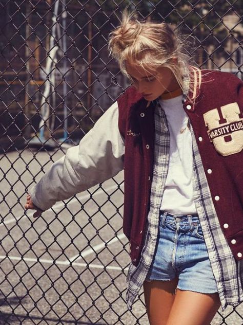 These fall jackets are must-have additions to your wardrobe! Letterman Jacket Outfit, Vintage Dress Outfit, Varsity Jacket Outfit, Estilo Hippie, Foto Tips, Letterman Jacket, Moda Vintage, Mode Inspo, Fall Jackets