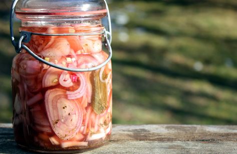 Pink Pickled Shallots Fermented Onions, Fermented Beets, Fermented Vegetables Recipes, Pickled Shallots, Fermented Veggies, Fermented Pickles, Healthy Probiotics, Fermentation Recipes, Fermented Vegetables