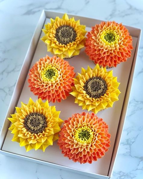 Fall Coloured Cupcakes, Dahlia Cupcakes, Fall Floral Cupcakes, Earth Cupcakes, Sunflowers And Dahlias, Daliah Flower, Buttercream Sunflower, Piping Ideas, Autumn Cookies