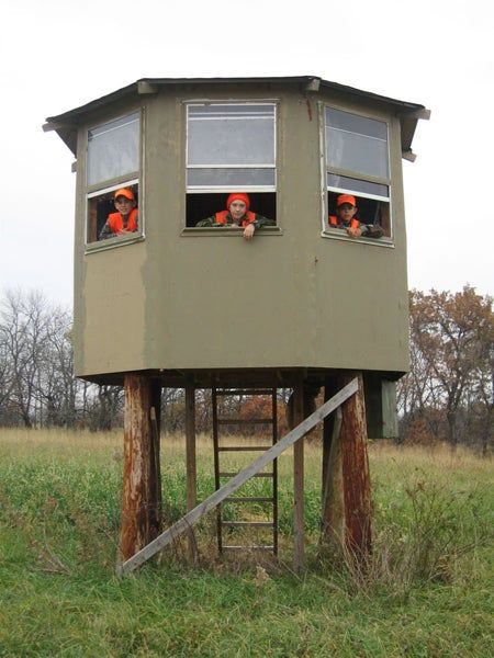 Homemade Deer Blinds, Deer Blind Plans, Deer Hunting Stands, Deer Stand Plans, Shooting House, Hunting Stands, Deer Blind, Deer Hunting Tips, Coyote Hunting