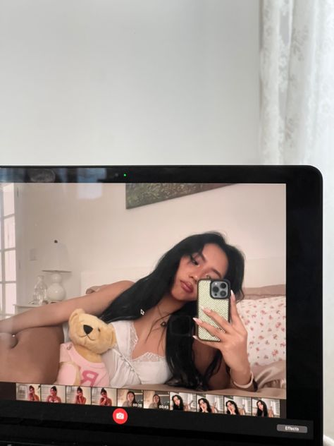 Mac Book Selfies Aesthetic, Mac Photobooth Selfie, Mac Photobooth Ideas, Instagram Inspo Aesthetic At Home, Mac Book Selfie, Laptop Pictures Instagram, Ipad Pics Selfie, Laptop Selfie Ideas, Mac Photobooth Aesthetic