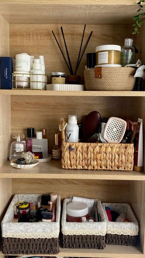 Make Up Storage Organiser, Bedroom Storage Ideas Organizations, What To Put On Shelves In A Bedroom, Organisation Ideas Bedroom, Cozy Photos, Bathroom Wallpaper Ideas, Bathroom Aesthetic, Gorgeous Bathroom, Trendy Bathroom