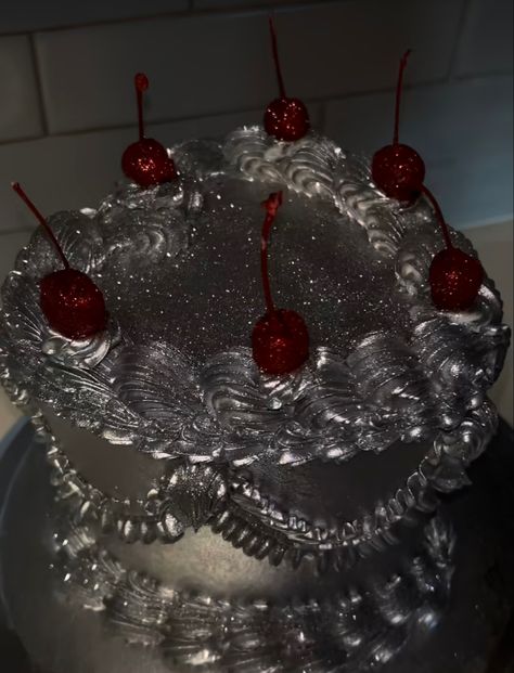 Silver Cake Ideas, 16 Birthday Aesthetic, Bolo Aesthetic, Vintage Birthday Cakes, 20th Birthday Party, Custom Birthday Cakes, 18th Birthday Cake, Smink Inspiration, Creative Birthday Cakes