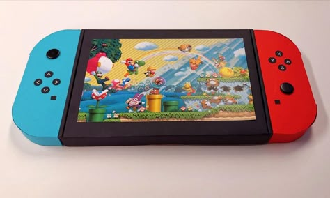 Nintendo Switch surprise maken; De Nintendo Switch is perfect voor iemand die echt van gamen houdt. Compleet pakket om de surprise te maken. Deze moet zelf nog geschilderd en in elkaar gezet worden. De afmetingen zijn ongeveer 49cm x 22cm x 3cm (lxbxh). Het enige dat je zelf nodig hebt zijn een schaar (of mesje) en pen of potlood. Sonic Nintendo, Pop Cake, Zinedine Zidane, Valentine Box, Diy Crafts For Kids, Kids And Parenting, Minion, Nintendo Switch, Crafts For Kids