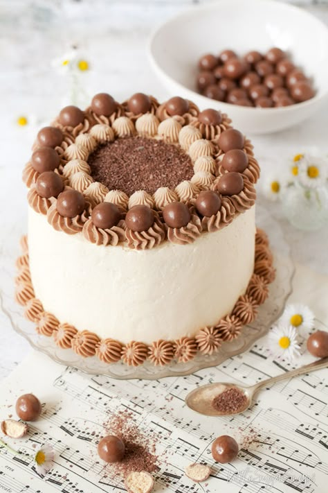 Chocolate Cake With Maltesers, Vanilla And Chocolate Cake Decorating, Vanilla Sponge Cake Decoration, Chocolate And Vanilla Cake Layer, Vanilla Cake Design Ideas, Cake Decorating With Chocolate, Vanilla Cake Decoration, Cute Simple Cakes, Chocolate Cake Design Ideas