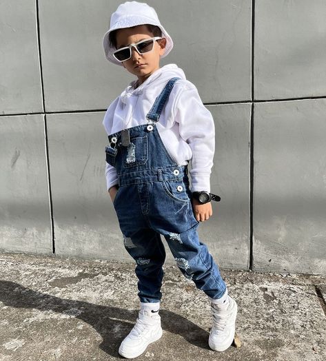 Boy Overall Outfits, Denim Overalls Outfit, Ripped Denim Overalls, Denim Clothes, The Best Jeans, Pants Overalls, Overall Outfit, Cool Kids Clothes, Overalls Outfit