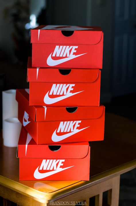 Nike Boxes, Nike Free Runners, Trending Womens Shoes, Shoes Photography, Nike Wallpaper, Latest Shoe Trends, Yeezy Shoes, Prom Shoes, Air Max 1