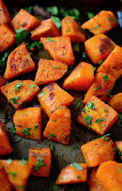 Roasted Yams, Easy Sweet Potato Recipes, Sweet Potato Recipes Roasted, Oven Roasted Sweet Potatoes, Parmesan Potato, Veggie Recipe, Hot Potato, Garden Fruit, Cafe Delites