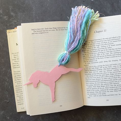 Make an enchanting unicorn bookmark using cardstock, tape, and rainbow yarn. Unicorn Crafts Diy, Diy Unicorn Crafts, Unicorn Bookmark, Dreamcatcher Diy, Bookmark Diy, Indie Craft, Unicorn Craft, Unicorn Books, Penanda Buku