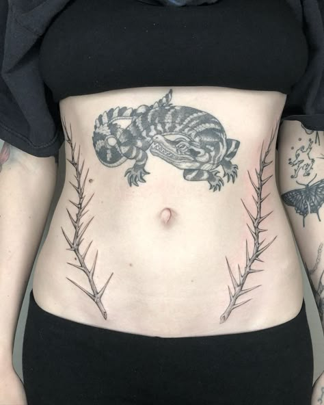 Thorn Hip Tattoo, Women Torso Tattoo, Tattoo Prep, Kneecap Tattoo, Stomach Tats, Thorns Tattoo, Sick Tattoos, Tattooed People, Thorn Tattoo