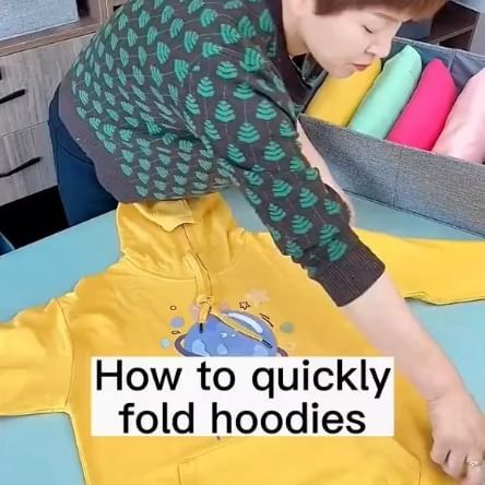 The Folding Hacks | Napkin Folding Ideas to Refresh Your Tablescape #christmascountdown #treenapkin #napkinfolding #art #artist #foldingnapkin #napkinfolding… | Instagram How To Fold Hoodies, How To Fold Pants, T Shirt Folding, Folding Hacks, Easy Napkin Folding, Napkin Rings Diy, Clothes Organization Diy, Bow Tutorial, Napkin Folding