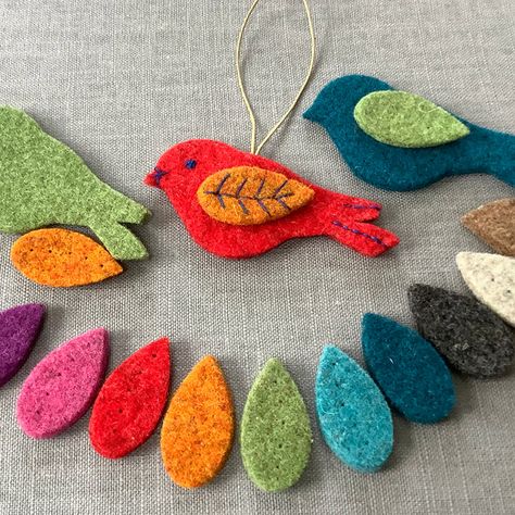 Felt Bird Ornaments, Diy Crochet Slippers, Tovad Ull, Felted Wool Slippers, Diy Slippers, Felt Crafts Christmas, Handmade Slippers, Felt Embroidery, Wool Projects