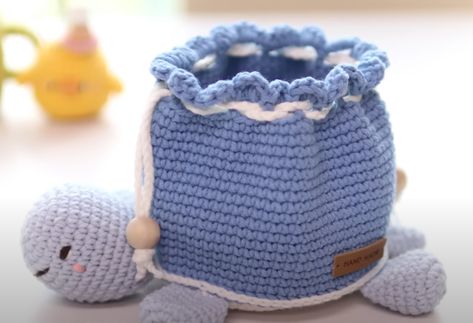 Crochet Turtle, Crochet Pouch, Crochet Handbags, Small Bag, Crochet Animals, Crochet Fashion, Drawstring Bag, Fun Crafts, Crochet Projects