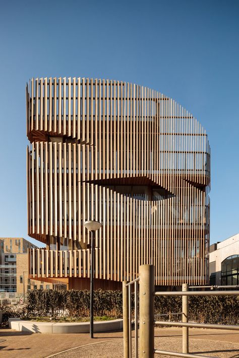 Amsterdam-based studio GG-loop has recently completed 'Freebooter', a new pre-fabricated building that houses two separate residences, and features a parametric louvered facade. #ModernArchitecture #Louvers #WoodSlatFacade #BuildingDesign Amsterdam Apartment, Wood Facade, Metal Facade, Genius Loci, Apartment Architecture, Sopot, Facade Architecture, Wooden Slats, City Design