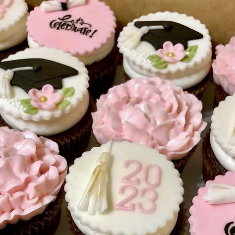 Simple Graduation Cupcakes, Graduation Cupcakes Pink, Pink Graduation Cupcakes, Grad Cupcakes Ideas, Graduation Cupcakes 2023, Pink Graduation Cakes, Graduation Cupcakes 2024, Graduation Cupcake Ideas, High School Graduation Cupcakes