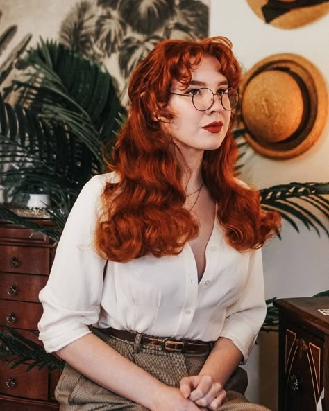 37.5k Likes, 509 Comments - Rachel Maksy (@rachel.maksy) on Instagram: “Hyello! I have a new video up where I go through my ✨WHOLE✨ hair routine *WoOoWww?!!!* (am I hyping…” Rachel Maksy Hair, Rachel Masky, Dark Academia Hair, Red Hair And Glasses, Rachel Maksy, Hair And Glasses, Hair Color Auburn, Hair Routine, Dye My Hair