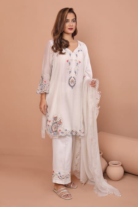 Cutwork Dress, Kurta Patterns, Flower Machine Embroidery Designs, Embroidered Kurti, Latest Dress Design, Kurta Style, Pakistani Dresses Casual, Women Kurta, Beautiful Pakistani Dresses