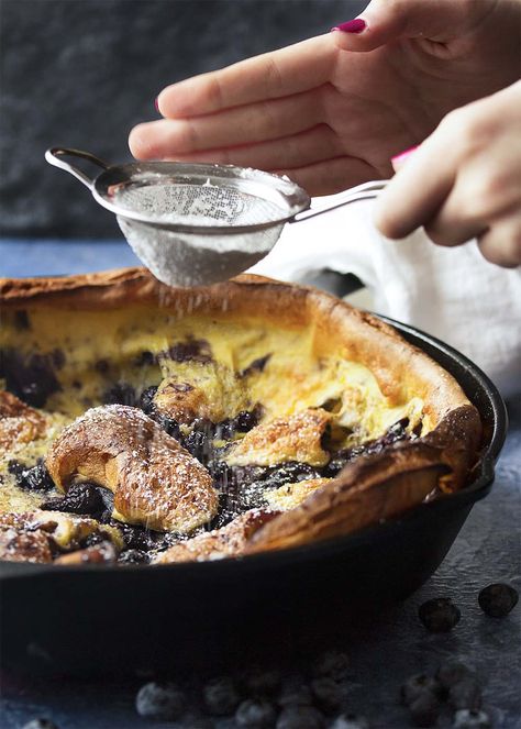 For an easy, yet impressive breakfast pull out your cast iron pan and make a blueberry Dutch baby skillet pancake! Top with powdered sugar and jam. Blueberry Dutch Baby, Breakfast Skillet Recipes, Puff Pancake, Dutch Pancakes, Baby Pancakes, German Pancakes, Dutch Baby Pancake, Iron Skillet Recipes, Idaho Potatoes