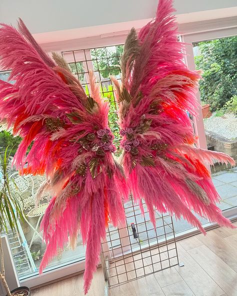 A few orders over the last couple of days, two international orders and one UK 🇬🇧 … grateful 🙏🏼 but equally excited for a night on the sofa this evening! 🥰 So I think my favourite is the Carnival Wings 💕 just because they aren’t pink 😂 #pampasdecor #pampaswings #eventbackdrop #colour #carnival #eventinspiration Pampas Sign, Carnival Wings, Pampas Wings, Pampas Arrangement, Pampas Wall, Pampas Decor, Small Balcony Design, Working Mums, Event Backdrop