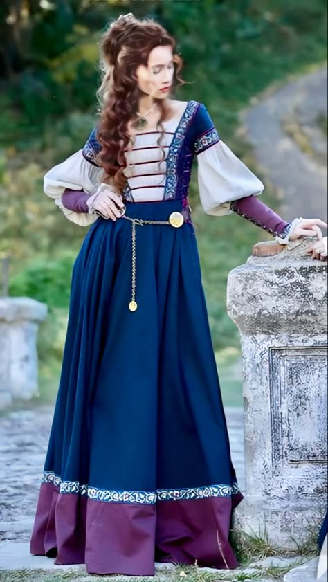 Fantasy Maiden Dress, Medieval Dress Royal, Amtgard Garb, Simple Medieval Dress, Medieval Dance, Fantasy Costume Design, Medieval Queen, Elven Dress, Fair Outfits