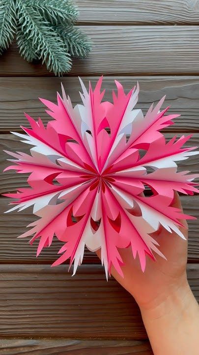 Paper Christmas Decorations Diy, Christmas Craft Decorations, Christmas Snowflakes Crafts, Paper Snowflake Designs, Snowflake Ornaments Diy, Paper Ornaments Diy, Snowflakes Paper, 3d Paper Snowflakes, Christmas Tutorial