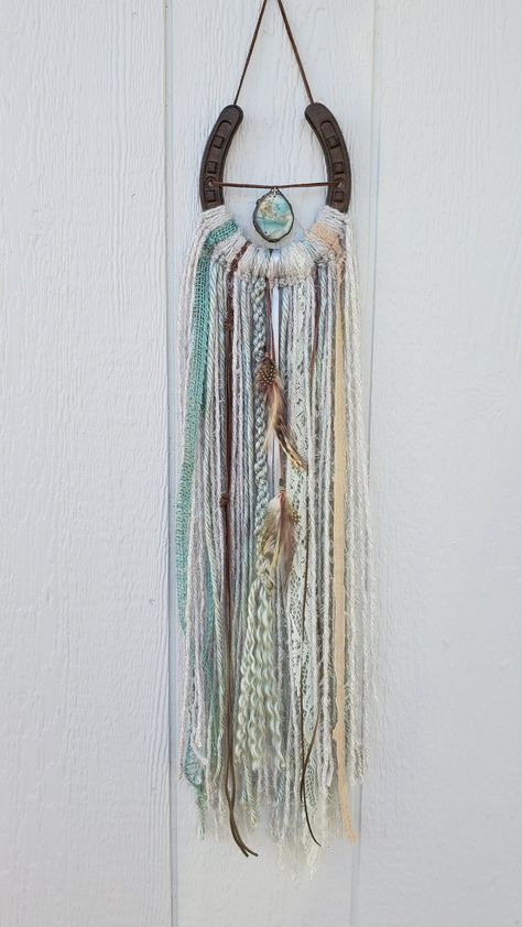 Boho Country Chic Decor, Shutter Diy Decor, Macrame Horse Shoes, Horse Shoe Art Horseshoe Crafts, Western Wall Hangings, Diy Horse Wall Art, Projects With Horseshoes, Horse Shoe Wall Art, Western Themed Crafts For Adults