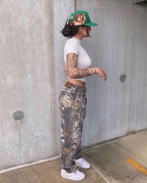 Fitted Cap Outfit Women, Tomgirl Outfits, Football Game Outfits, Androgynous Outfits, Everyday Fits, Football Game Outfit, Tomboy Outfits, Tomboy Style Outfits, Cute Swag Outfits