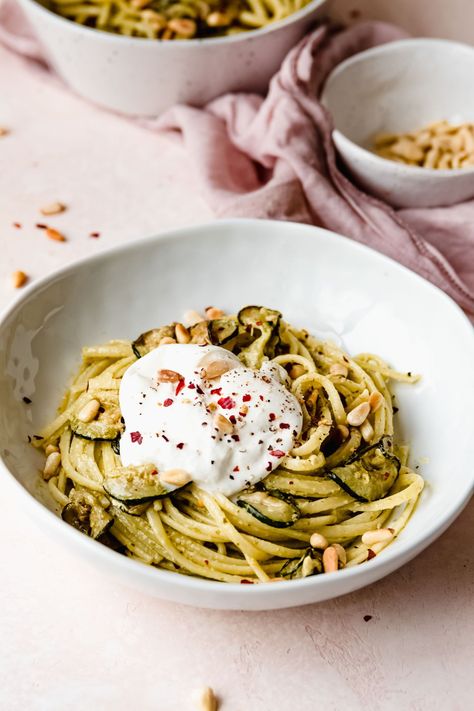 Pasta Pesto Met Gegrilde Courgette En Burrata - Food From ClaudNine Pasta Burrata, Healthy Diners, Vegetarian Recepies, Pasta Pesto, Vegas Food, Happy Foods, Food Places, I Love Food, How To Cook Pasta