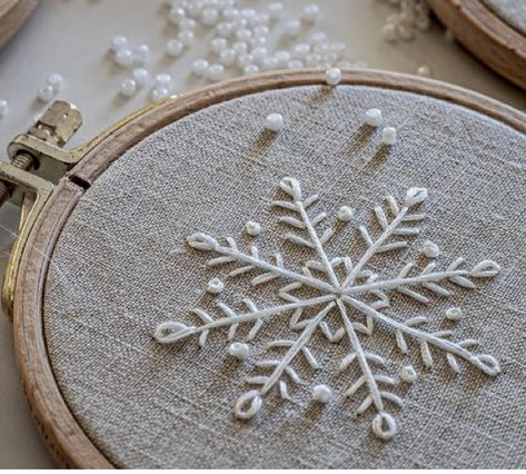 Snow Embroidery, Chunky Blanket Diy, Embroidery Floss Crafts, Embroidered Christmas Ornaments, Xmas Window, Needlecraft Patterns, Etsy Embroidery, Snowflake Embroidery, Window Designs