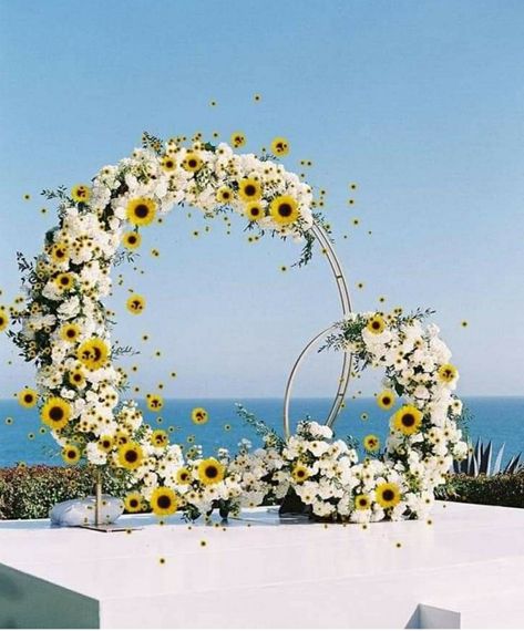 Sunflower Circle, Sunflower Wedding Decorations, Circle Arch, Sunflower Pictures, Wedding Planning Decor, Harry Potter Wedding, Yellow Decor, Engagement Decorations, Sunflower Wedding