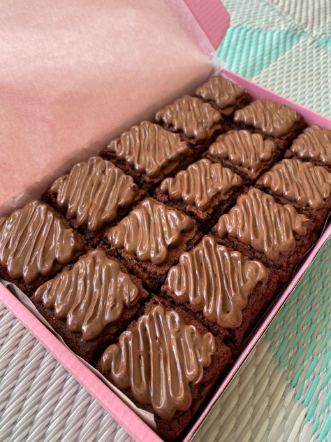 Brownie Aesthetic, Brownies Packaging, Brownies Aesthetic, Brownie Boxes, Brownie Packaging, Powder Sunscreen, Baking Photography, Online Bakery, Brownies Recipe Homemade