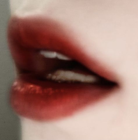 Lip Aesthetic Grunge, Pale Lips Aesthetic, Pale Vampire Aesthetic, Coquette Vampire Aesthetic, Ethereal Vampire Aesthetic, Aesthetic Vampire Makeup, Vampire Core Makeup, 70s Vampire Aesthetic, Sapphic Vampire Aesthetic