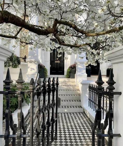 White Townhouse, London Townhouse Exterior, London Chelsea Townhouse, House Exterior London, London Town House Aesthetic, Front Of House Makeover, Old London Townhouse, Townhouse Interior, London Dreams