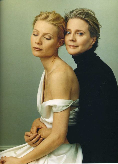 [002] Annie Leibovitz (77 photos) | Great Photographers Annie Leibovitz Photos, Annie Leibovitz Photography, Blythe Danner, Mother Daughter Photos, Annie Leibovitz, Foto Tips, Demi Moore, Gwyneth Paltrow, Mom Daughter