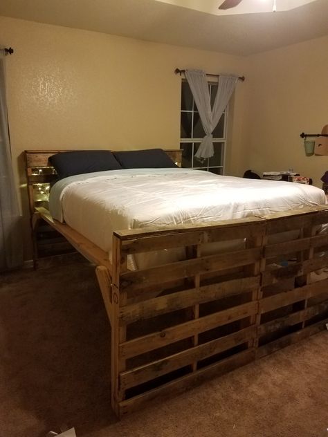 DIY Pallet bed Elevated Bed Frame Diy, Tall Pallet Bed, Pallet Bed Frame Twin, Western Bed Frame, Bed Made Out Of Pallets, Pallet Loft Bed, Elevated Bed Frame, Western Closet, Diy Bed Frame Easy