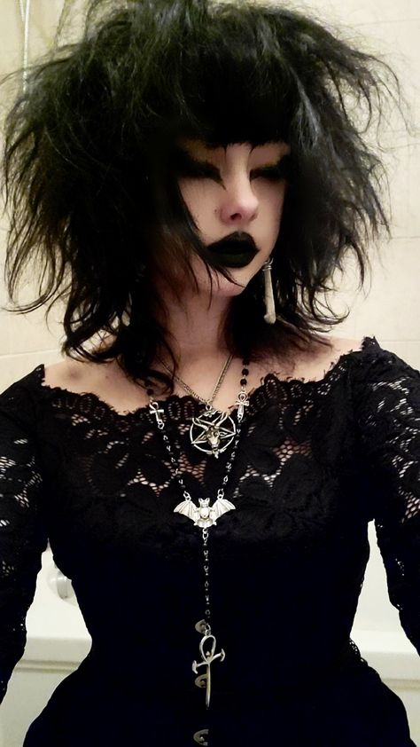 Romantic Goth Makeup, Maquillage Goth, Goth People, Goth Outfit Inspo, Goth Eye Makeup, Chica Punk, Traditional Goth, Drag Make-up, Goth Stuff