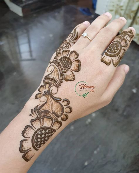 Be your own mehndi artist this eid! Here are the top 30+ latest eid mehndi designs 2021 to inspire you for your eid-al-fitr mehndi. Mehndi Designs 2023, Eid Mehndi, Leg Henna, Indian Henna, Eid Mehndi Designs, Modern Henna, Arabic Henna, Henna Body Art, Flower Henna