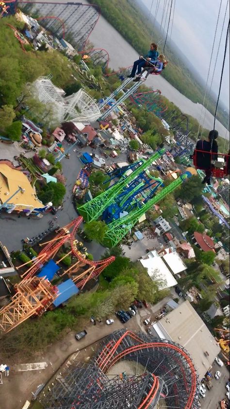 Six flags👌😜 5.6.17 Six Flags Chicago, Sixflags Mexico, Six Flags México, 6 Flags, Mexican Hat, Sky Pics, Twist Braid, Roller Coasters, Twist Braid Hairstyles