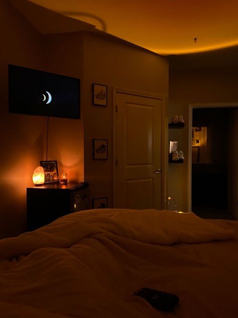 Dim Lighting Bedroom Aesthetic, Room Ideas Aesthetic Sunset Lamp, Sunset Lamp In Room, Aesthetic Bedroom At Night, Bedroom Sunset Aesthetic, Dark Beach Room Aesthetic, Bedroom With Sunset Lamp, Dim Room Lighting, Cozy Room Night Aesthetic