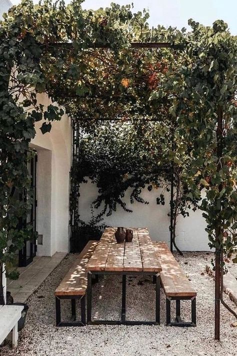 Iron Pergola, Outdoor Dining Room, Outdoor Couch, Hygge Home, Pergola Designs, Small Patio, Outdoor Dining Area, Wooden Table, Outdoor Design