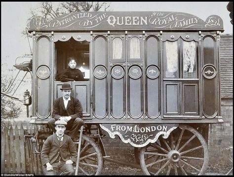 Three circus performers pose for a photograph in front of a plush cart. The incredible col... Circus Architecture, Romani Vardo, Circus Core, Travelling Circus, Circus Photography, Circus Wagon, Human Pyramid, Haunted Carnival, Human Zoo