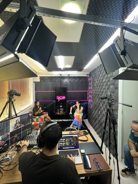 Home Streaming Studio, Small Studio Setup Ideas, Podcast Rooms Ideas, Video Recording Studio Design, Podcast Setup Ideas Background, Podcast Interior Design, At Home Podcast Studio, Podcast Studio Setup Ideas, Studio Podcast Design