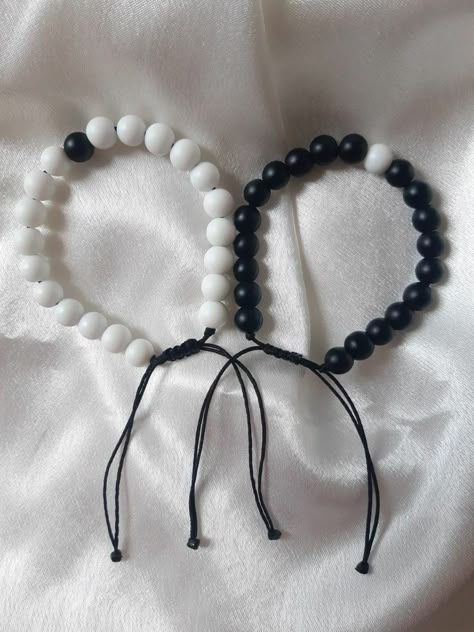 Handmade Bracelets For Boyfriend, Beaded Bracelets To Make For Your Boyfriend, Diy Bracelets For Boyfriend How To Make, Bracelets For Your Boyfriend, Diy Bracelets Couple, Couple Holding Hands Photography, Holding Hands Photography, Cute Long Distance Relationship, Diy Bracelets For Boyfriend