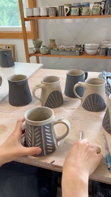 Ceramic Mug Carving, Mug Carving Ideas, Beginner Ceramics, Ceramic Carving, Beginners Ceramics, Carved Pottery, Pottery Inspo, Cerámica Ideas, Pottery Inspiration