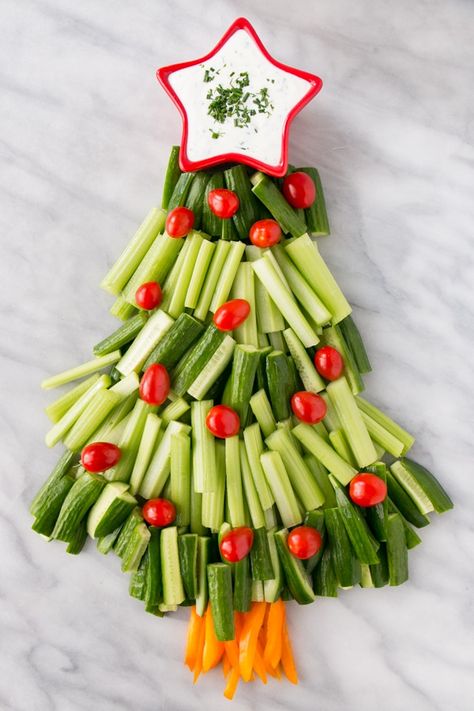 Super cute Christmas Appetizer alert! Everyone loves this Christmas Tree Veggie Tray with Homemade Buttermilk Dip. An easy and healthy holiday dish. Tree Veggie Tray, Christmas Tree Veggie Tray, Make Ahead Christmas Appetizers, Christmas Veggie Tray, Christmas Appetizer, Holiday Sides, Christmas Recipes Appetizers, Healthy Holiday Recipes, Homemade Buttermilk