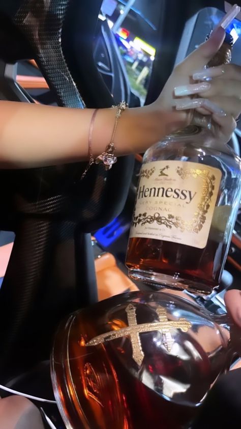 Hennessy Very Special Cognac, Hennessy Bottle, Pretty Alcoholic Drinks, Yummy Alcoholic Drinks, Pretty Pens, Alcohol Aesthetic, Pretty Drinks, Cute Friend Photos, Kehlani