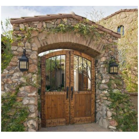 House Front Gate, Courtyard Gate, Spanish Courtyard, Backyard Gates, Farmhouse Restaurant, Hacienda Homes, Courtyard Ideas, Entry Gate, Courtyard Entry