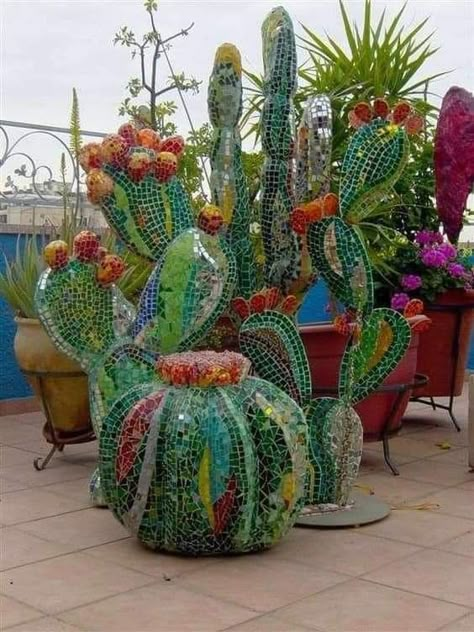 Outdoor Mosaic Ideas, Mosaic Cactus, Mosaic Sculpture, Garden Mosaics, Mosaic Art Diy, Mosaic Pots, Mosaic Flower Pots, Mosaic Garden Art, Mosaic Madness