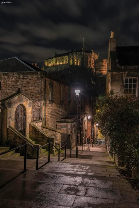 The Vennel at Night - the ancient pathway to Edinburgh Castle, Scotland. Edinburgh Photography, Edinburgh Castle Scotland, Bookish Art, Night Street, Castle Scotland, Scotland Castles, Edinburgh Castle, Beautiful Castles, Edinburgh Scotland