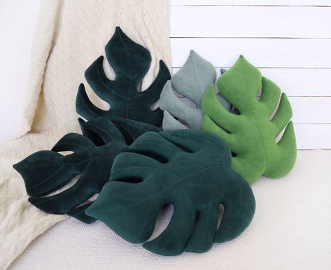 #monstera cushions for plant lovers Succulent Pillow Diy, Monstera Pillow, Plant Pillow, Succulent Pillow, Leaves Pillow, Costura Diy, Sewing Pillows, Baby Pillows, Diy Pillows